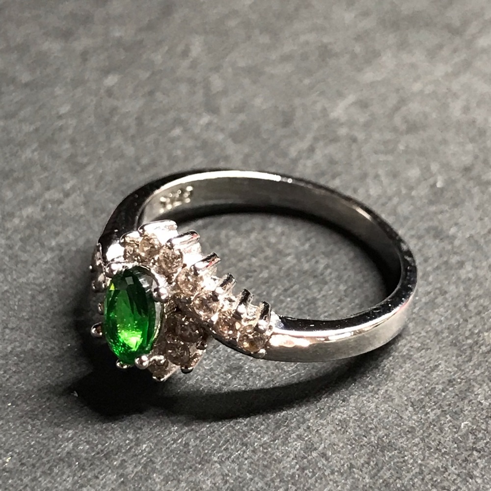 Sterling Silver Vintage green stone ring size 8